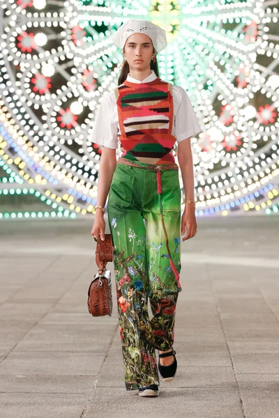 Look 25